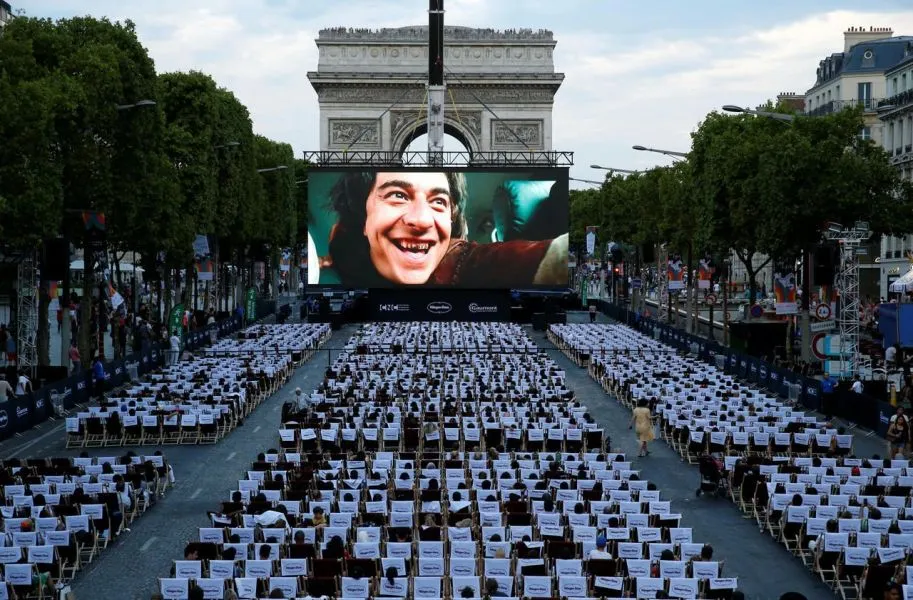 Το θερινό σινεμά που στήθηκε στη Champs-Élysées είναι από τα ομορφότερα πράγματα που έχουμε αντικρίσει