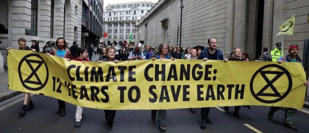 Δε φαντάζεσαι με ποιον τρόπο διαδήλωσαν αυτοί οι ακτιβιστές στην Βρετανία για την κλιματική αλλαγή!