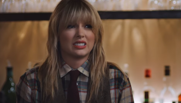 Η Taylor Swift γίνεται αδέξια σερβιτόρα σε μία ξεκαρδιστική διαφήμιση!