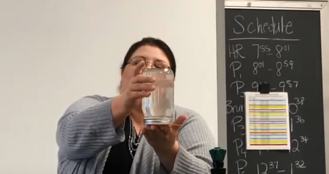 Μία καθηγήτρια φυσικής έκανε ένα απίστευτο πείραμα και άφησε άφωνους τους μαθητές της!
