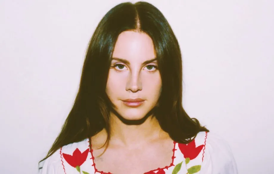 Η Lana Del Rey στο νέο της τραγούδι φαντάζεται μία Αμερική χωρίς όπλα και... μας συγκινεί