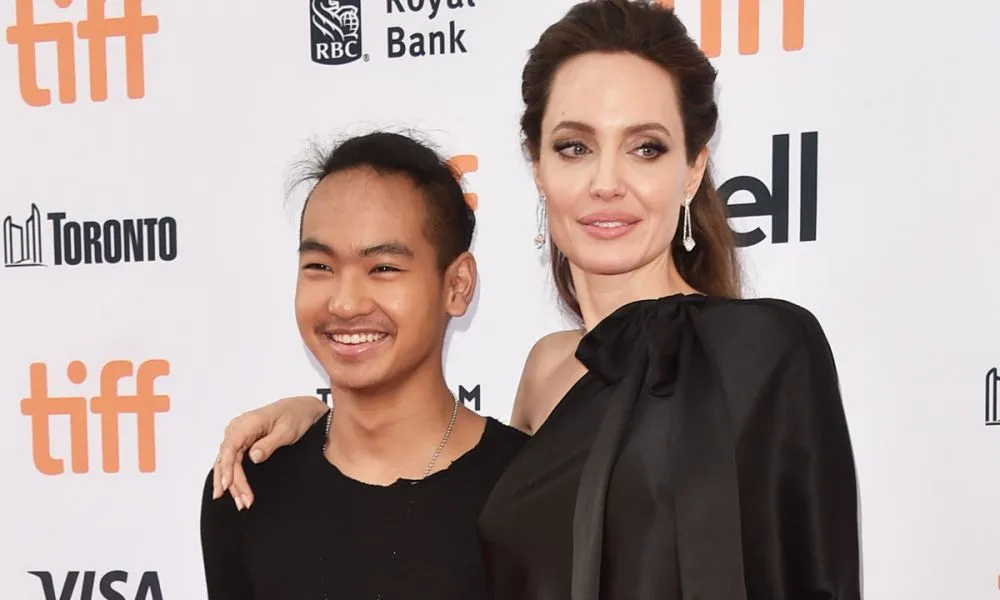 Η Angelina Jolie αποχαιρέτησε τον γιο της για σπουδές και μας θύμισε τη μαμά μας!