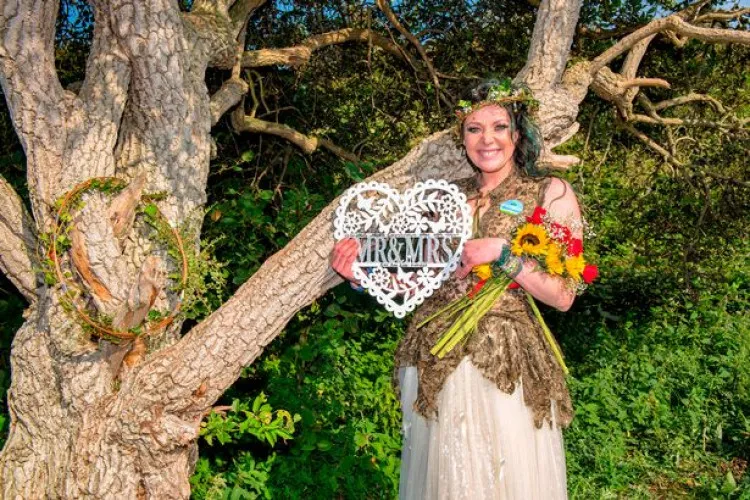 Συμβαίνει: 34χρονη στην Αγγλία παντρεύτηκε δέντρο