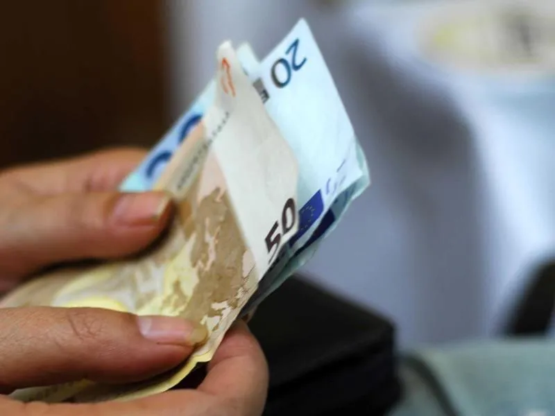 Παρίσταναν ελεγκτές του ΣΔΟΕ και απέσπασαν 25.000 ευρώ από επιχειρηματίες
