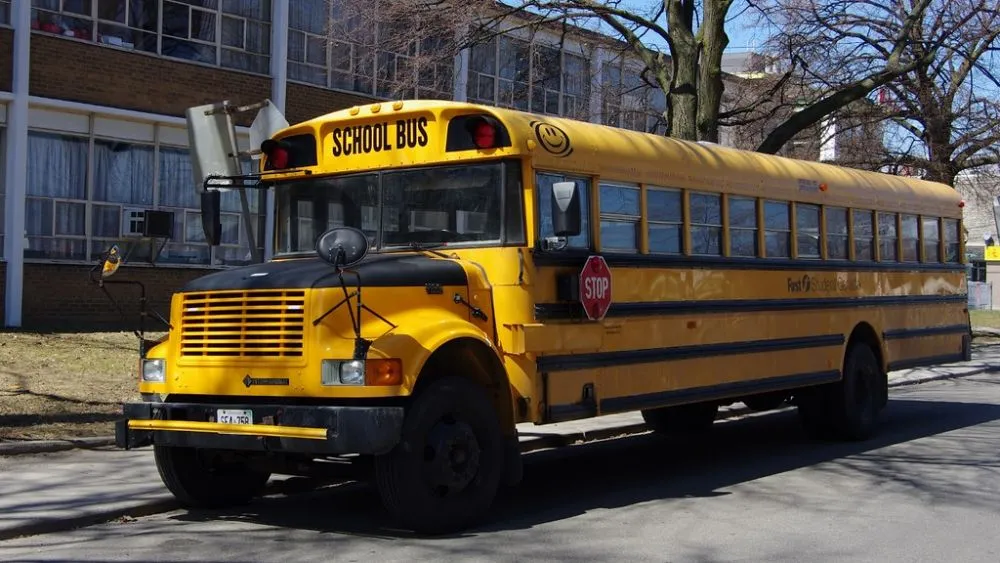 Έχεις αναρωτηθεί ποτέ γιατί τα σχολικά λεωφορεία είναι κίτρινα;