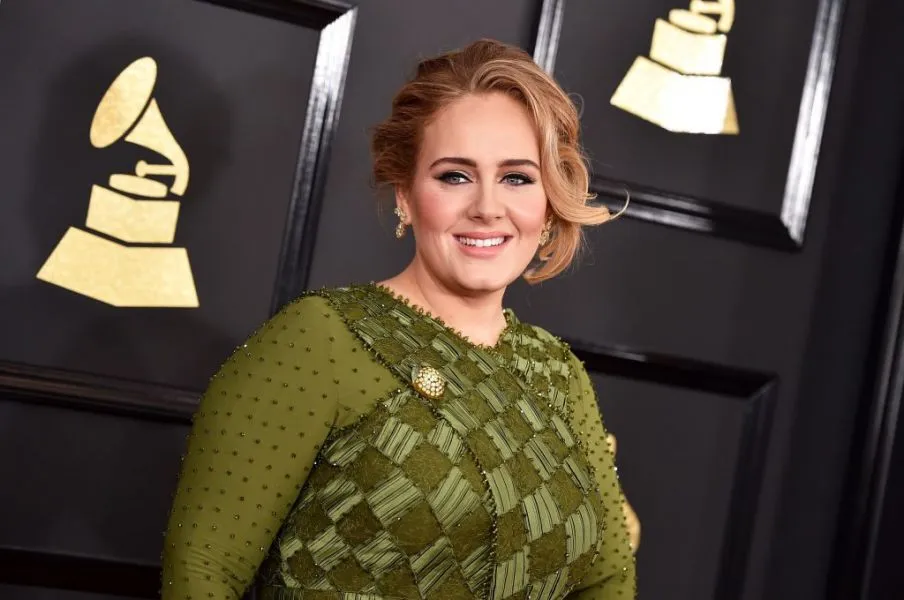 Adele: Η φοβερή αλλαγή στην εμφάνισή της