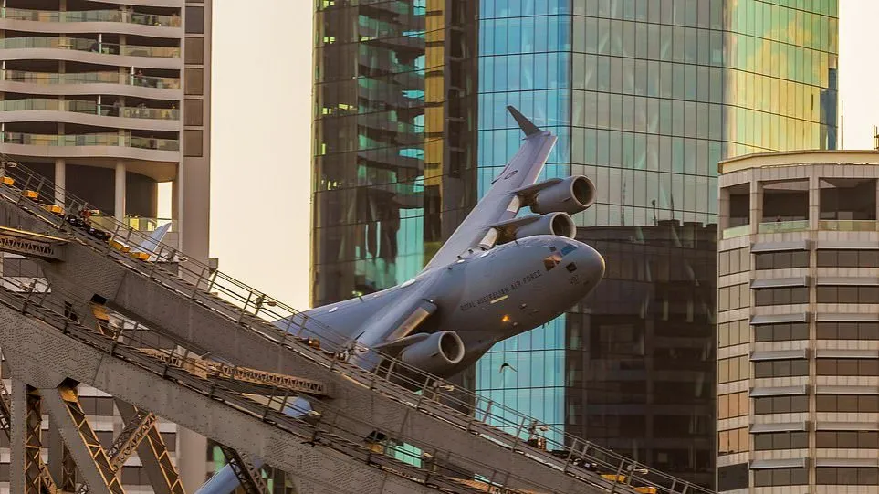 Όταν ένα μεταγωγικό αεροσκάφος πέταξε ανάμεσα σε ουρανοξύστες στην Αυστραλία