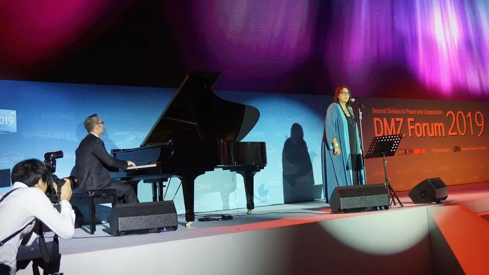 Η Μαρία Φαραντούρη τραγούδησε για την ειρήνη στη Νότια Κορέα
