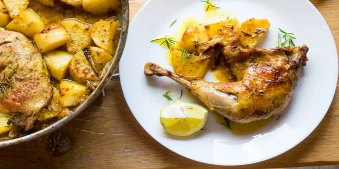Εύκολες συνταγές: Κοτόπουλο λεμονάτο με δενδρολίβανο και πατάτες στον φούρνο