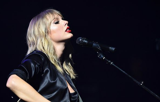 Taylor Swift: Τι συνέβη με τα τραγούδια της ;