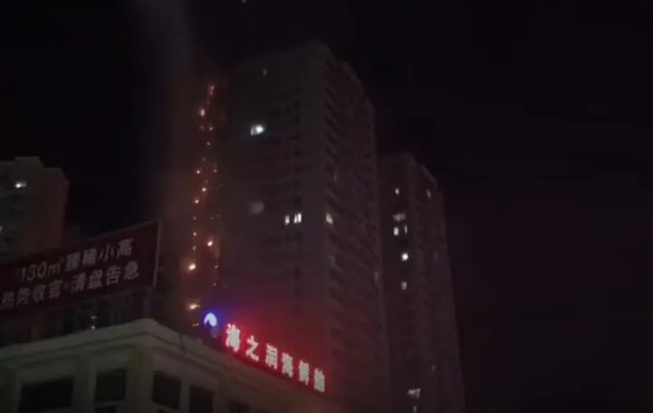Κίνα: Δύο κτίρια τυλίχθηκαν στις φλόγες (vid)