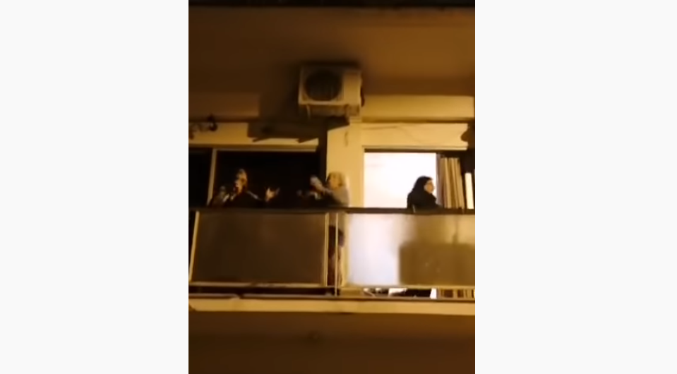 Κορωνοϊός: Γιαγιάδες τραγουδούν «Ο Χάρος βγήκε παγανιά» σε μπαλκόνι της Κυψέλης