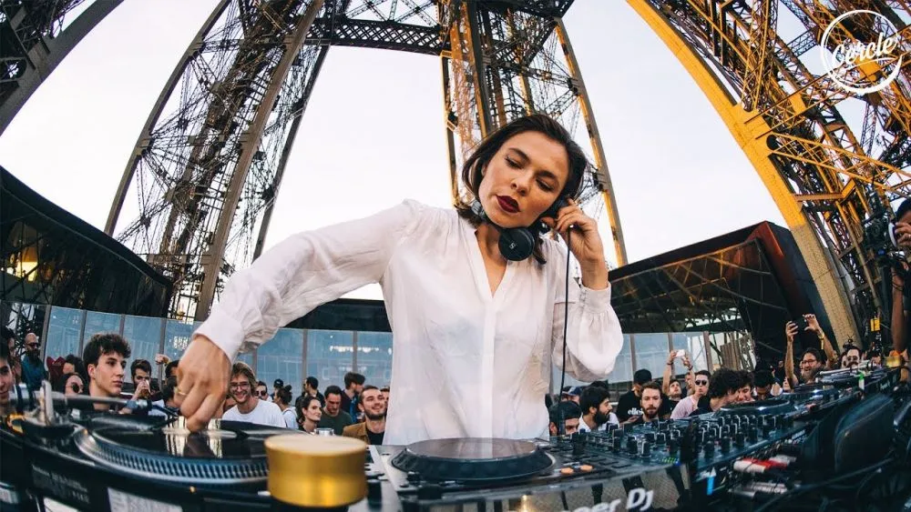 Το εκπληκτικό dj set της Nina Kraviz πάνω στον Πύργο του Άιφελ