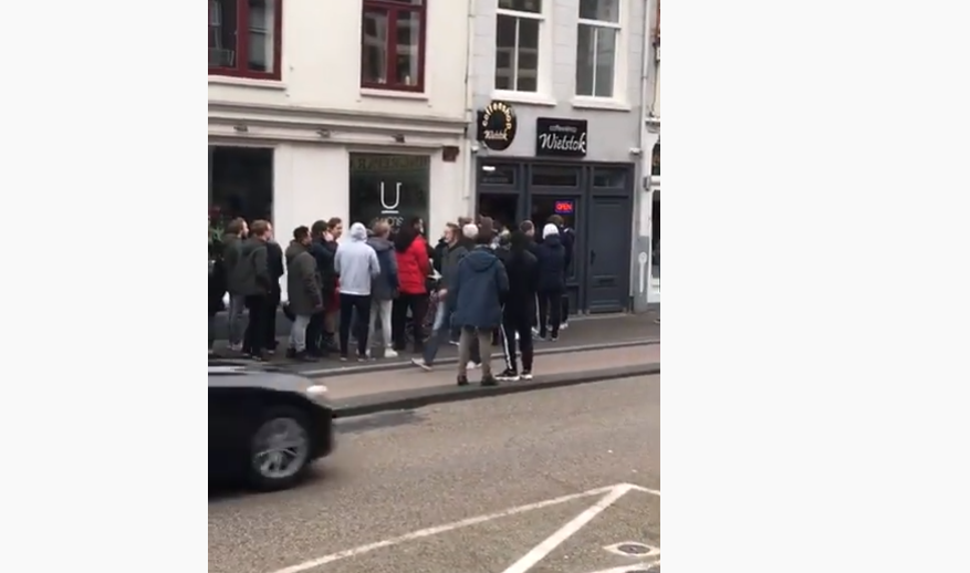 Ουρές έξω από τα coffee shops στην Ολλανδία - Αποκλειστικό βίντεο