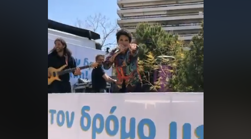 Άλκηστις Πρωτοψάλτη: Η συναυλία που κάνει πάνω σε ένα φορτηγό αυτή τη στιγμή στην Αθήνα (Vids)