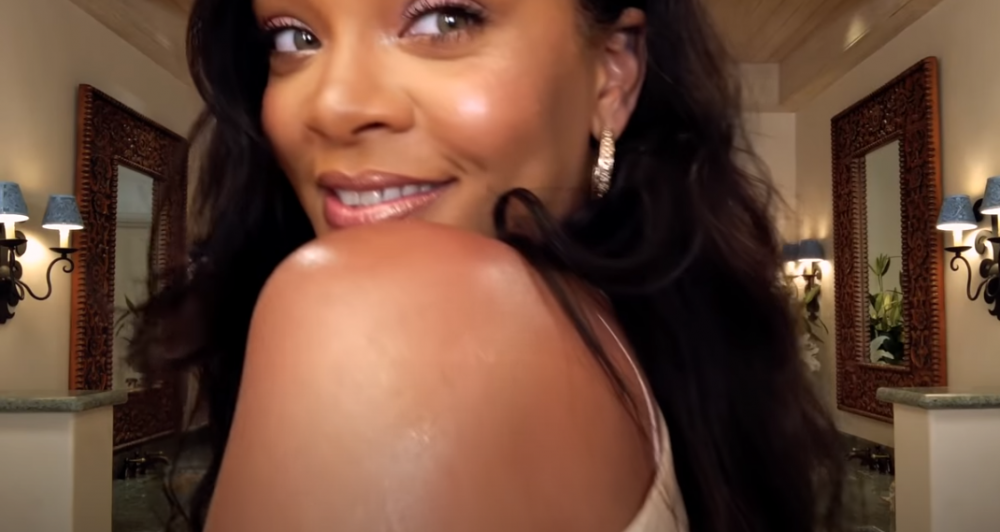 Η Rihanna σου δείχνει πώς να κάνεις το τέλειο makeup σε 10 λεπτά (vid)