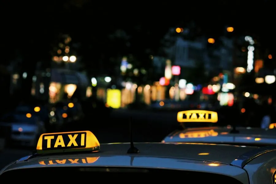 Δημοσιεύτηκε η ΚΥΑ για τα ταξί: Πόσοι επιβάτες επιτρέπονται - Τι ισχύει για τα ΙΧ