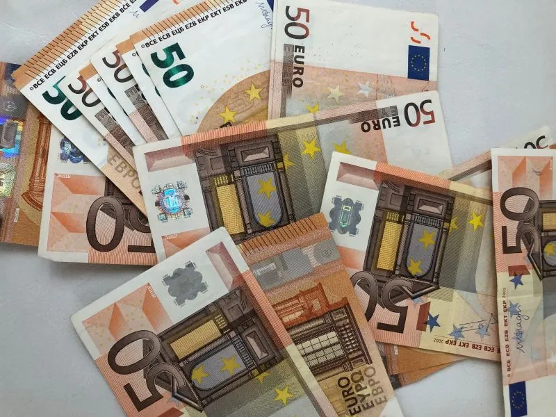 Επίδομα 800 ευρώ: Ποιοι θα δουν τα χρήματα - Δικαιούχοι & Πληρωμές