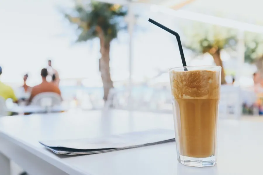 Φραπές: Πώς δημιουργήθηκε ο πιο καλοκαιρινός ελληνικός καφές;