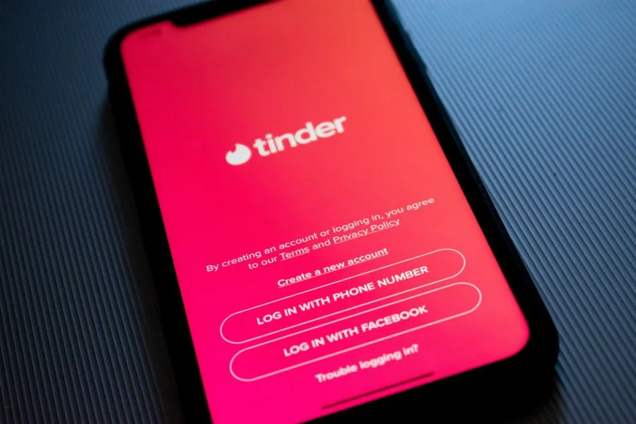 Tinder: Η αναζήτηση συντρόφου μέσω διαδικτύου αύξησε τα έσοδά του