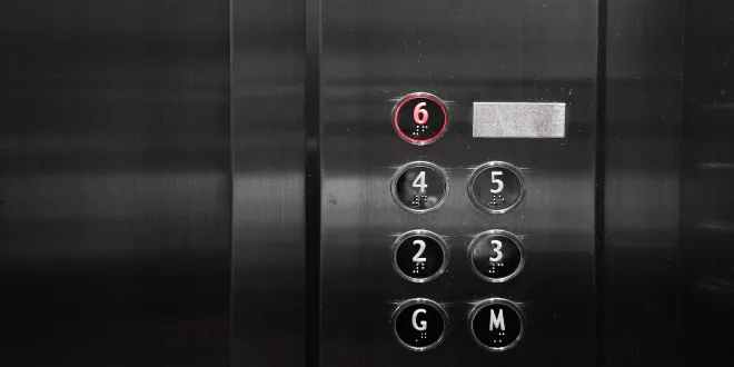 Κορωνοϊός: Ακραίο! Πόση ώρα μπορεί να παραμείνει μέσα σε ασανσέρ;
