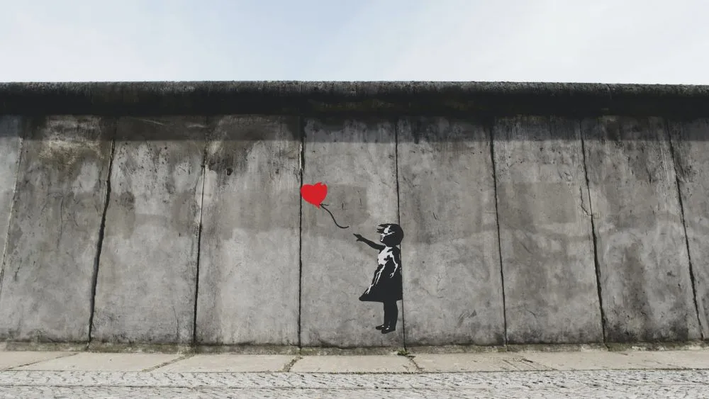 Banksy: Εμβληματικό έργο του καλλιτέχνη πουλήθηκε σε ποσό - ρεκόρ