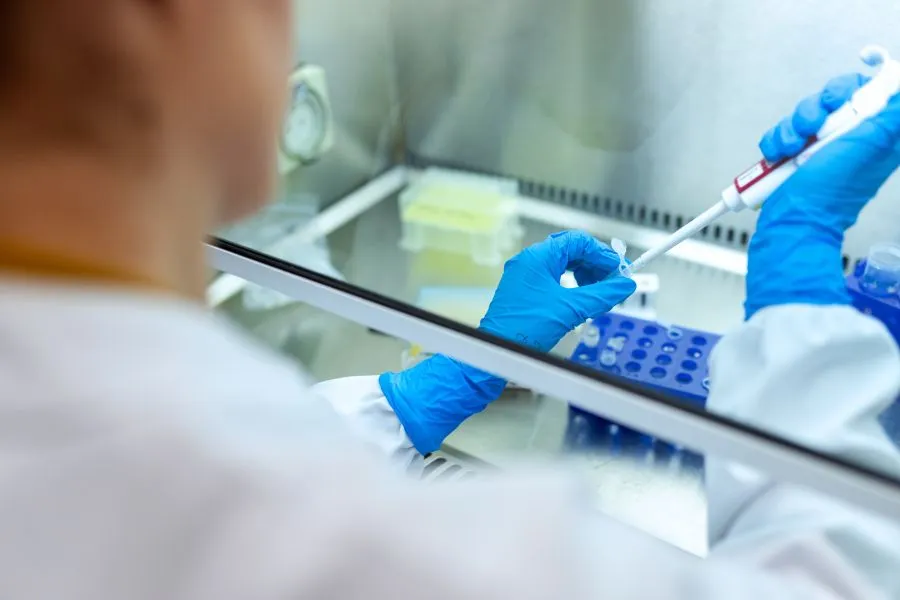 Κορωνοϊός: Στην τρίτη φάση δοκιμών βρίσκεται το εμβόλιο της AstraZeneca