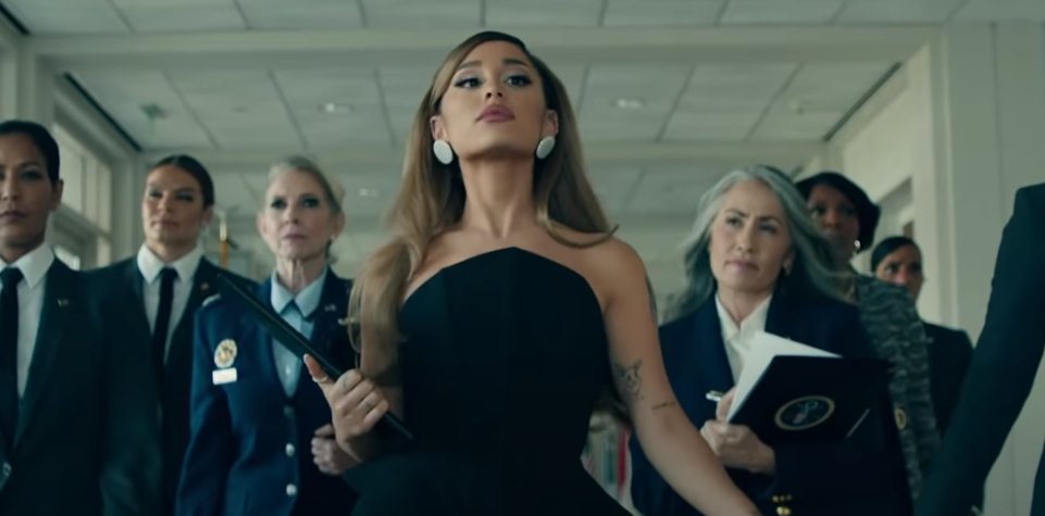 Ariana Grande: Κυκλοφόρησε νέο τραγούδι και μεταμορφώθηκε σε.... Πρόεδρο των Η.Π.Α.