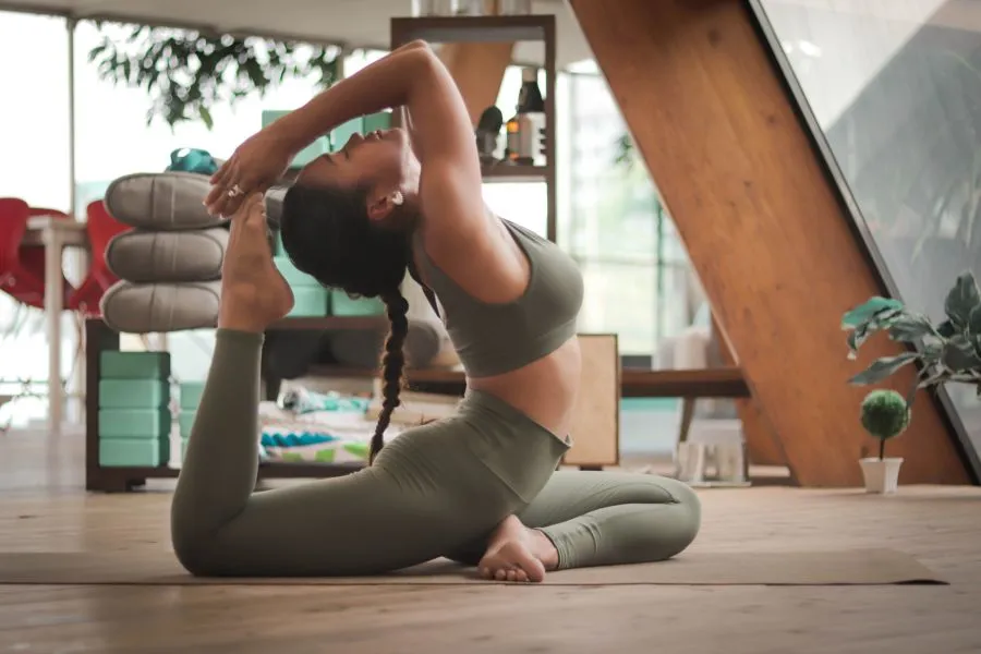 Yoga: 4 τρόποι με τους οποίους ωφελεί την υγεία σου