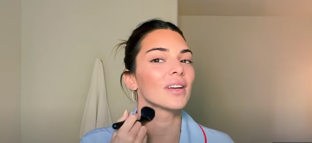Η Kendall Jenner μοιράζεται τα μυστικά ομορφιάς της μαζί μας (Vid)