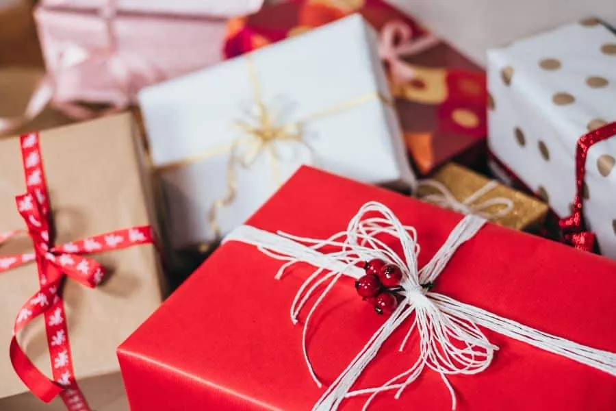 Πέντε βιβλία που αξίζει να κάνεις δώρο σε αγαπημένους σου τις γιορτές