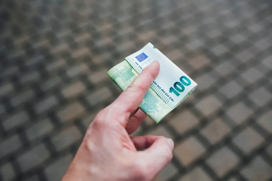 Τι πρέπει να κάνετε για να λάβετε το επίδομα 400 ευρώ