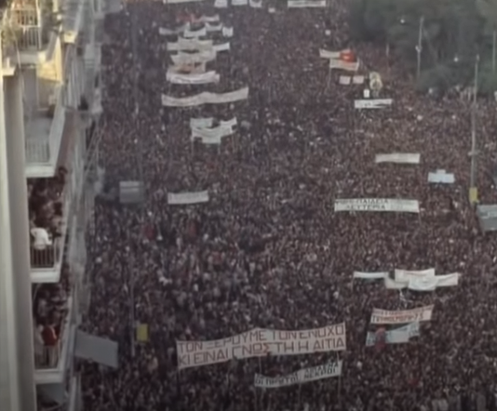 Πολυτεχνείο: Ο Ρίτσος απαγγέλλει στην πρώτη επέτειο & εκατομμύρια τραγουδούν (Σπάνιο Video)