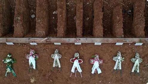 Αποκαλυπτικό βίντεο του Reuters: «Σιωπηλά, ελληνική πόλη θάβει τους νεκρούς από κορωνοϊό»