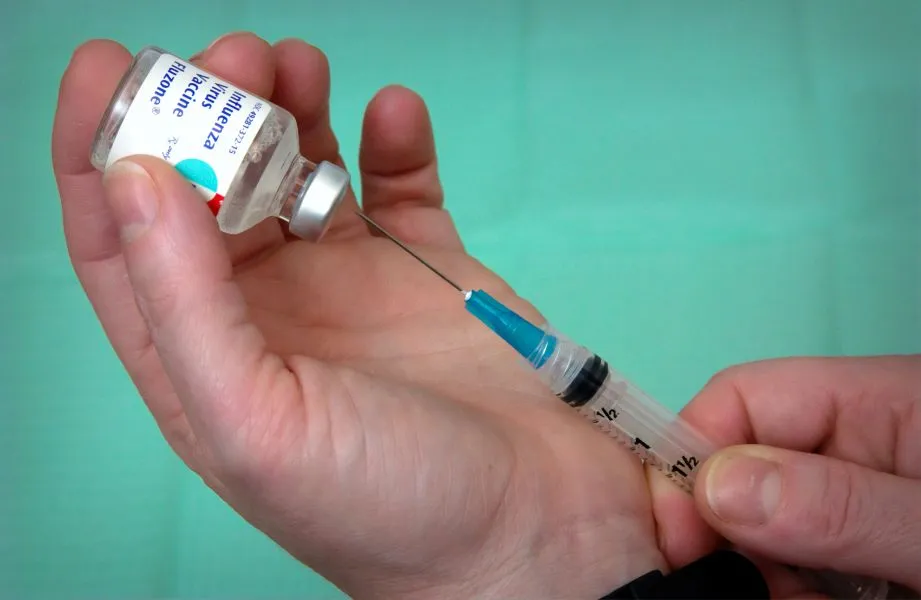 Έρχεται 4η δόση εμβολίου, ποιους αφορά