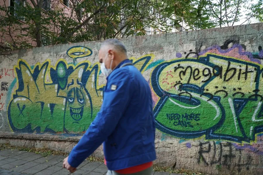 Ένα τεράστιο graffiti για τη ζωή εν μέσω lockdown δημιουργήθηκε στη Δράμα (pics)
