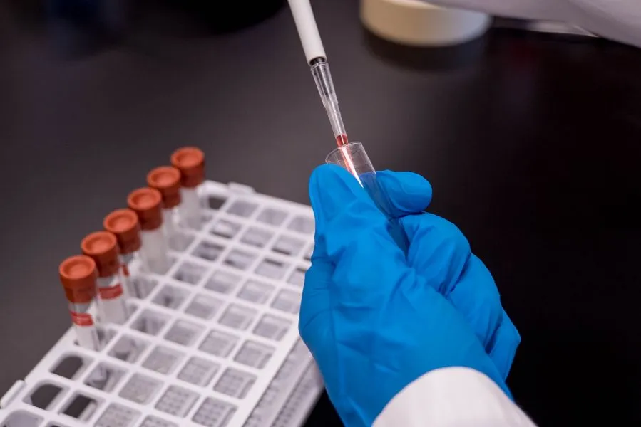 NYT: Tο εμβόλιο των Pfizer/BioNTech δεν έχει μικροτσίπ