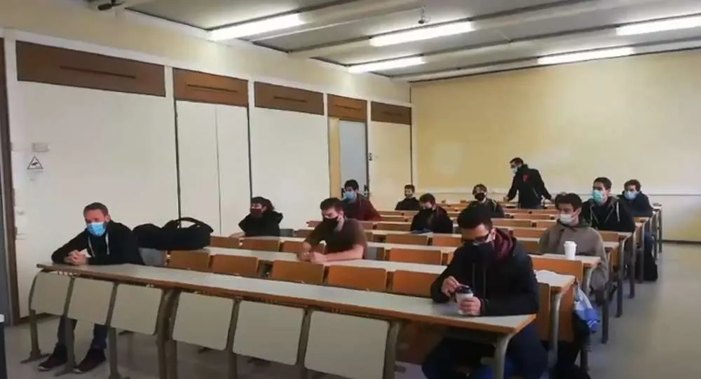 Κλειστά Πανεπιστήμια: Η πρώτη διά ζώσης διάλεξη μετά από ένα χρόνο (Vid & Photo)