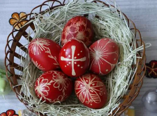 Πάσχα 2021: Πώς προέκυψε το έθιμο με το βάψιμο και το τσούγκρισμα των κόκκινων αυγών;