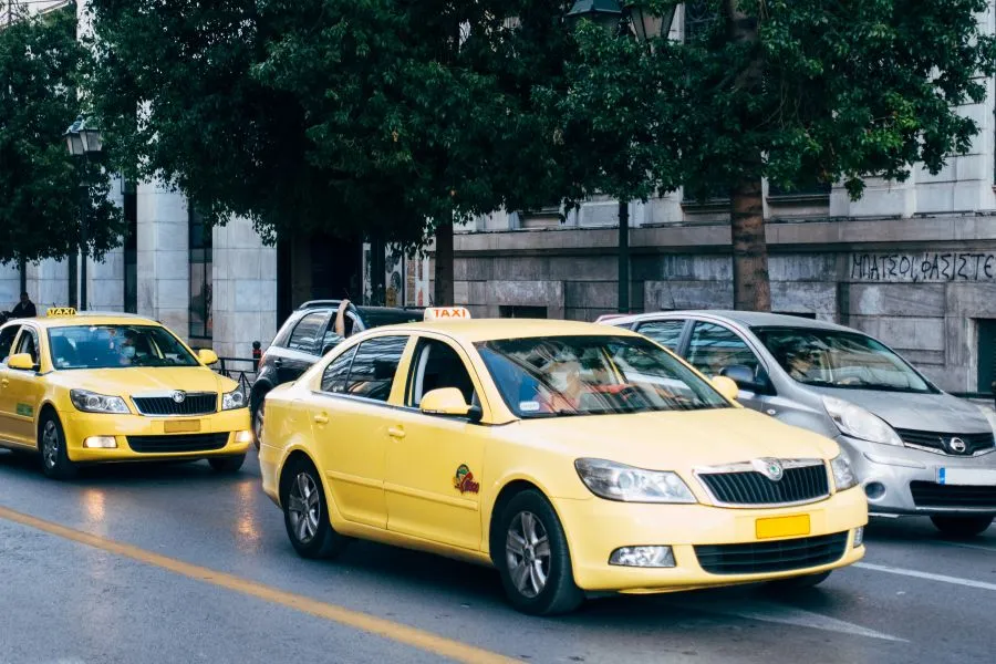 Άρση μέτρων: Πόσα άτομα επιτρέπονται στο αυτοκίνητο - Όσα ισχύουν για Ι.Χ. και ταξί