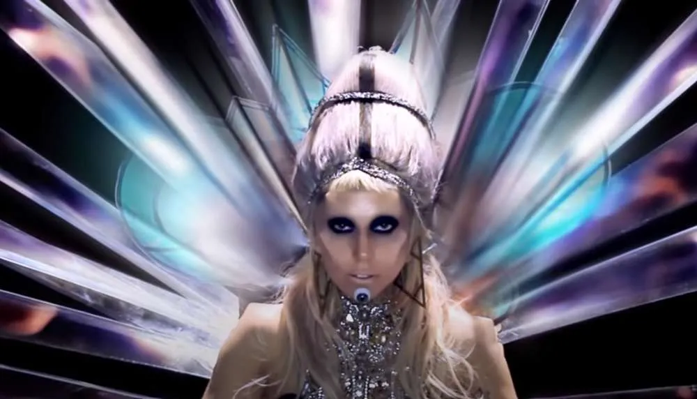 Η Lady Gaga γιορτάζει τα 10 χρόνια από την κυκλοφορία του 