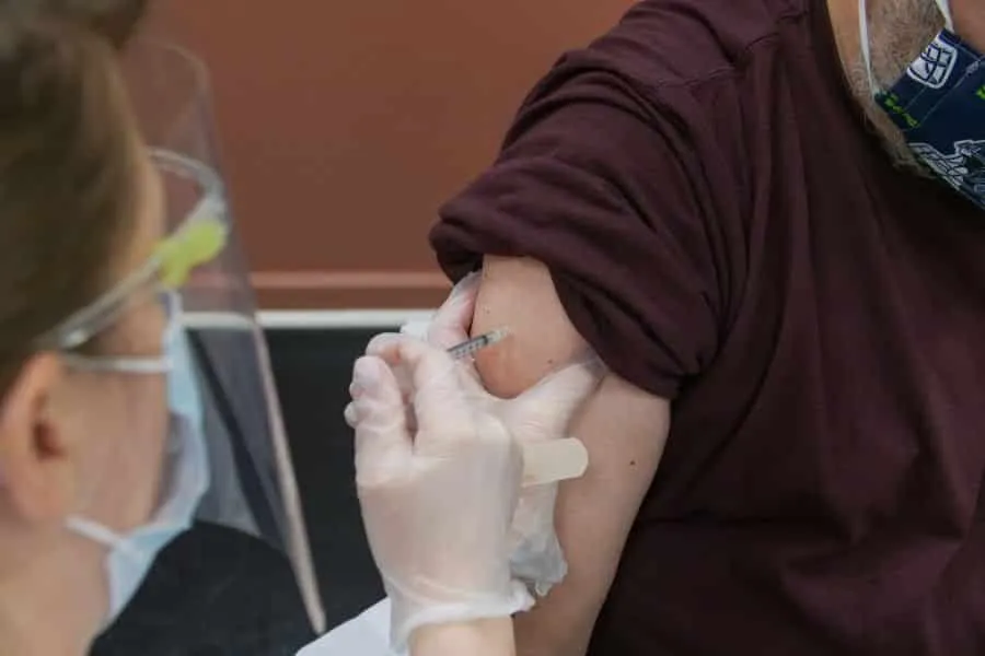 Προνόμια σε εμβολιασμένους: Πότε ενδέχεται να ισχύσουν - Τι είναι το «γαλλικό μοντέλο» που εξετάζει η κυβέρνηση