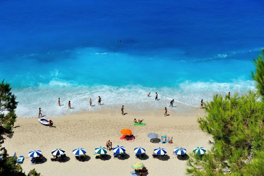 3 ελληνικές Covid-free παραλίες για να ξεκαλοκαιριάσεις