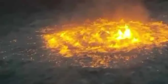 Απίστευτες εικόνες από φωτιά στην επιφάνεια της θάλασσας στον κόλπο του Μεξικού