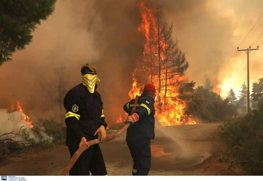 Time: Μία φωτογραφία από τις φωτιές στην Εύβοια στις 100 καλύτερες για το 2021