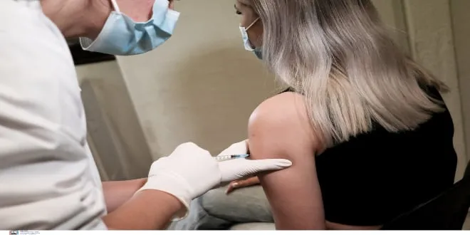 Μετάλλαξη Όμικρον: Αναμνηστική δόση εμβολίου θα αναπτύξει η Moderna