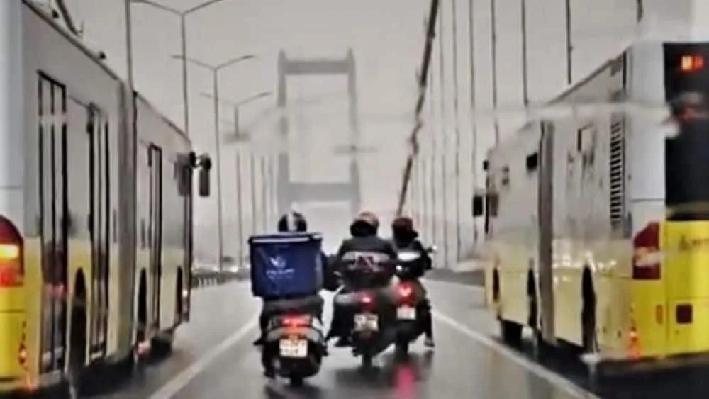 Viral: Λεωφορεία σχηματίζουν «ασπίδα» σε γέφυρα για να προστατέψουν ντελιβεράδες από θυελλώδεις ανέμους