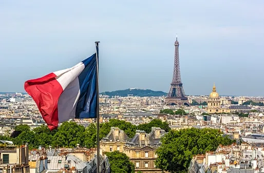 Γαλλία: Δεν πάει σε lockdown - Tεστ κάθε μέρα και τρίτη δόση για τους ενήλικες
