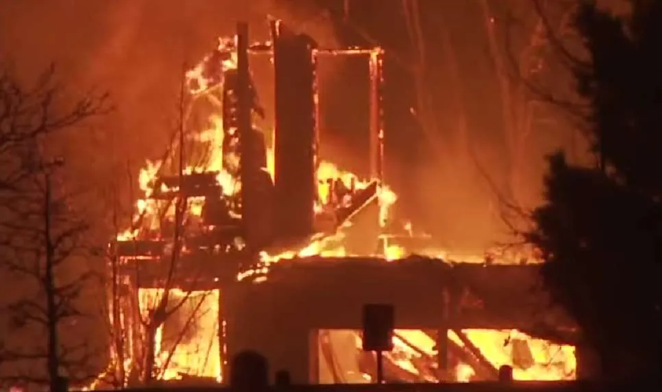 ΗΠΑ: Πυρκαγιά στο Κολοράντο - Δεκάδες χιλιάδες σπίτια παραδομένα στις φλόγες