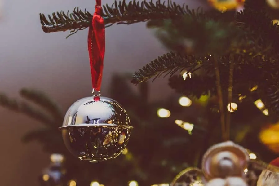 Spotify: Τρία χριστουγεννιάτικα podcasts που θα σου κρατήσουν συντροφιά στις γιορτές